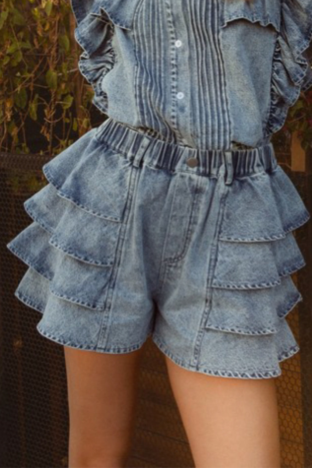 DENIM RUFFLE SHORTS