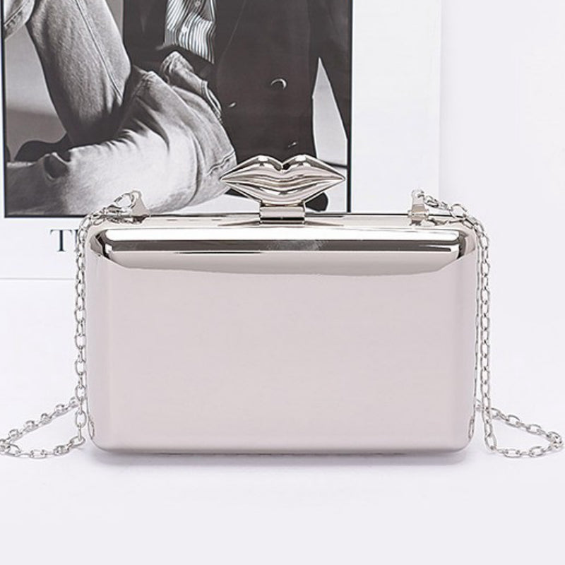 KISS ME CLUTCH