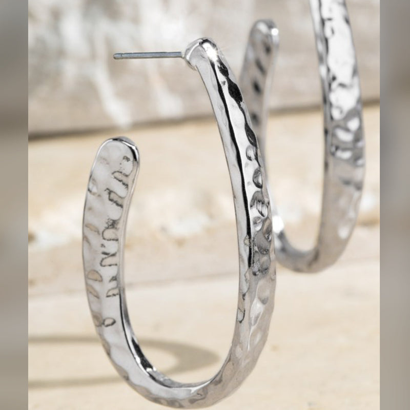 HAMMERED METAL HOOP EARRINGS